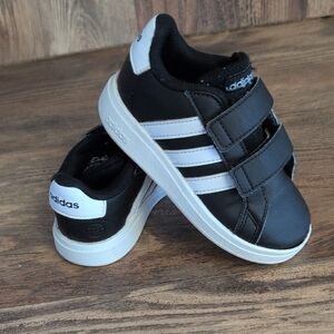 Adidas Kids Black/White Velcro Grand Court 2.0 Sneakers 7.5           M